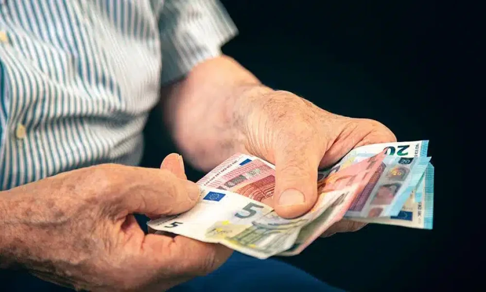 Νωρίτερα οι συντάξεις Μαΐου – Αναλυτικά οι ημερομηνίες πληρωμών ανά Ταμείο